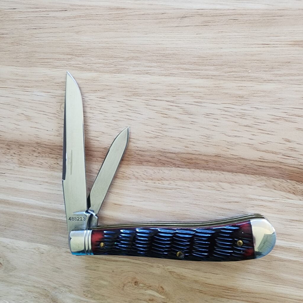 GEC 488213 Blood Red Jigged Bone Charlie Knife – gallery image 2