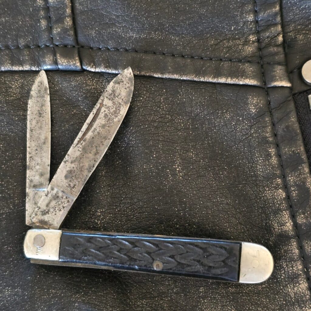 Vintage 3" Folding knife with Black Jigged Scales Heavily Used – gallery image 4