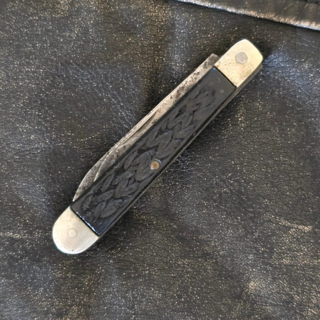 Vintage 3" Folding knife with Black Jigged Scales Heavily Used – gallery image 2