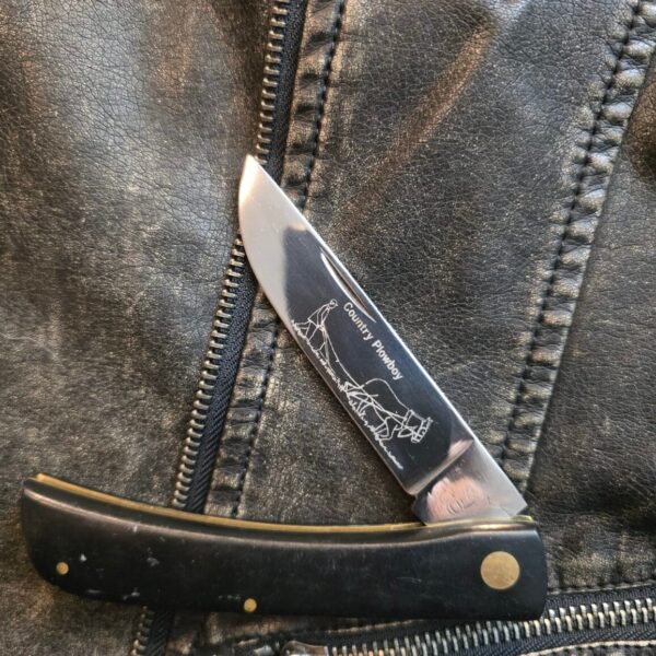 QUEEN CUTLERY CO USA 1978 COUNTRY PLOWBOY JUMBO BLACK SIDBUSTER KNIFE – gallery image 1
