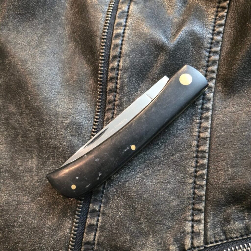 QUEEN CUTLERY CO USA 1978 COUNTRY PLOWBOY JUMBO BLACK SIDBUSTER KNIFE – gallery image 2