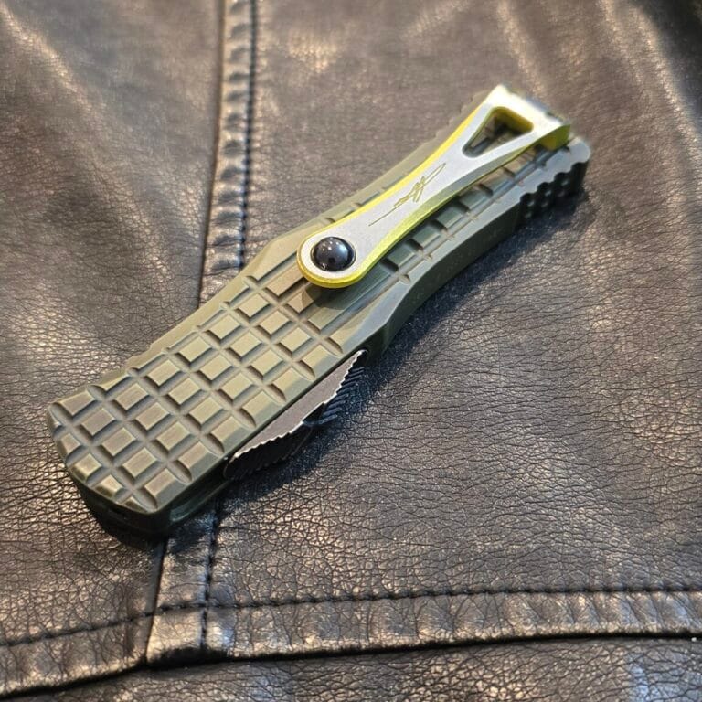 Microtech Herra S/E Frag Signature Series Grenade Green Apocalyptic Full Serrated 703-12 APFRGS