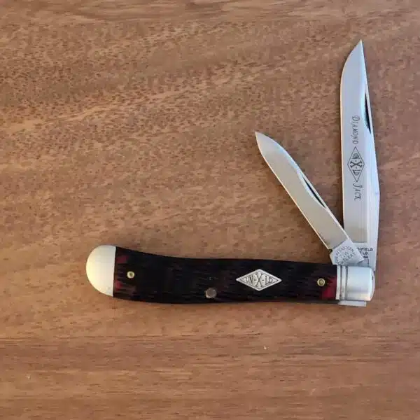 GEC 488213 Blood Red Jigged Bone Charlie Knife – gallery image 1