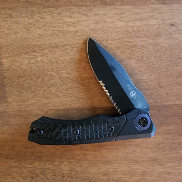 Heretic Knives Wraith Manual V3 DLC Single Edge Serrated with Blue Titanium Accents H001-6B-BLUTi - Image 2