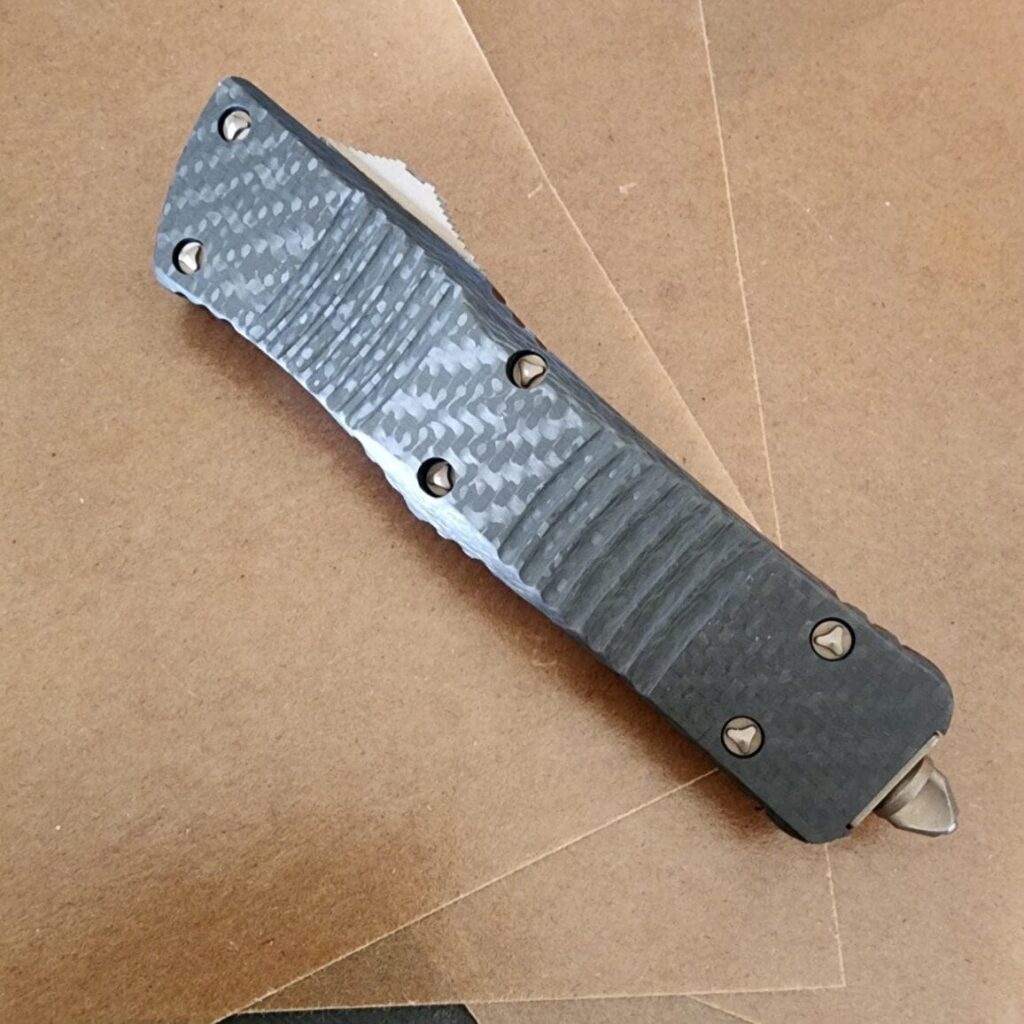 Microtech USA Combat Troodon D/E Signature Series Carbon Fiber Bronze Apocalyptic Full Serrated 142-15 APCFS SN440, 08/2021 – gallery image 4