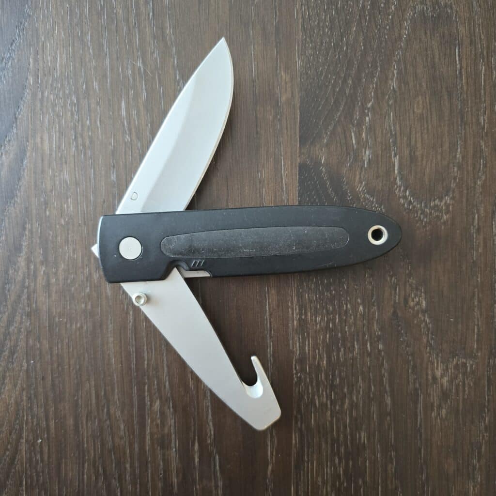 Buck USA model 180 cross lock stainless drop point main blade and gut hook/cord cutter secondary blade both blades lock using a liner lock (USED) – gallery image 2