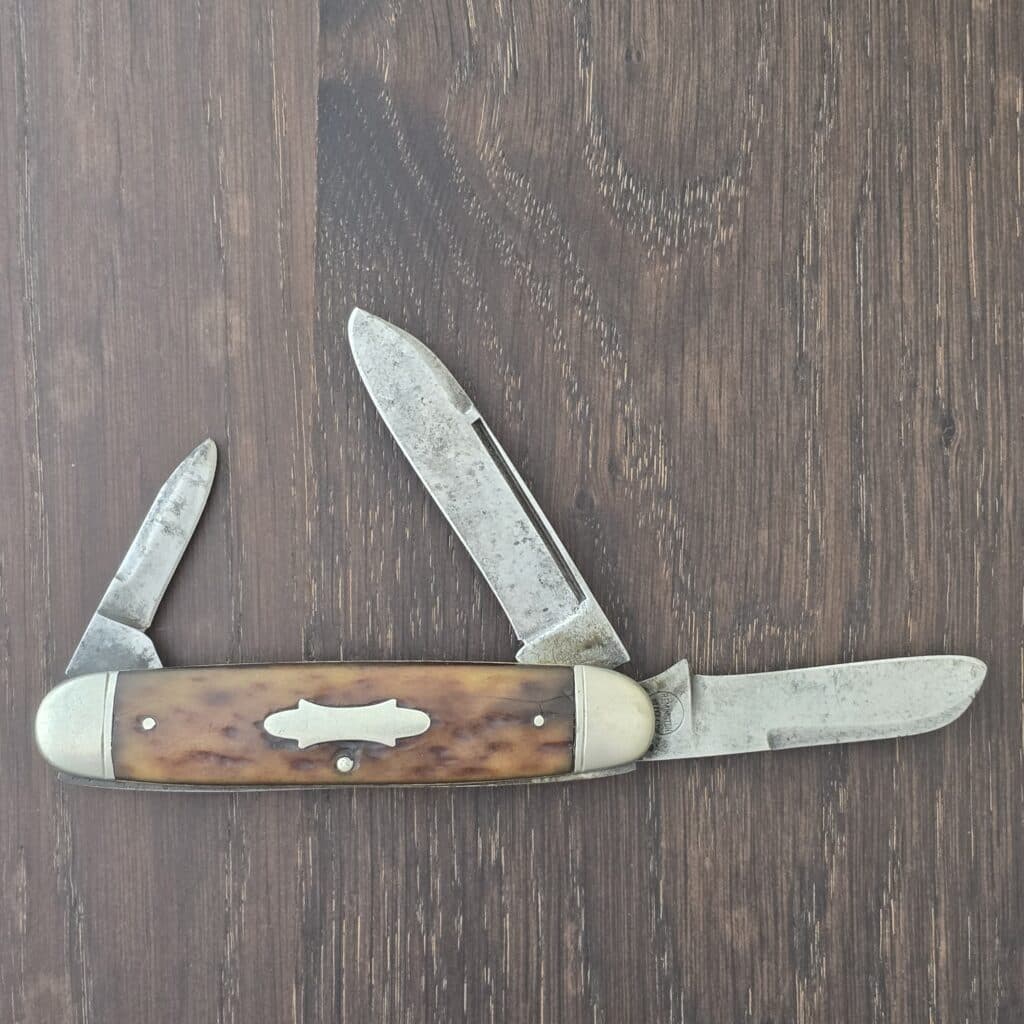 Remington USA Vintage R3273 Cattle Knife 3 Blade Equal End Cattle Pat. in Rogers Jigged Bone 1026-1930 knife for sale