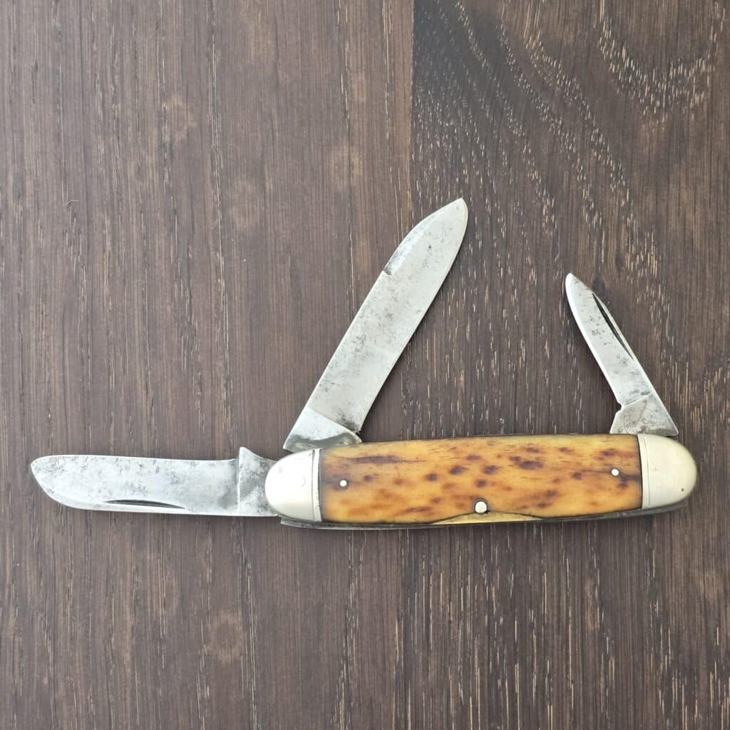 Remington USA Vintage R3273 Cattle Knife 3 Blade Equal End Cattle Pat. in Rogers Jigged Bone 1026-1930 knife for sale