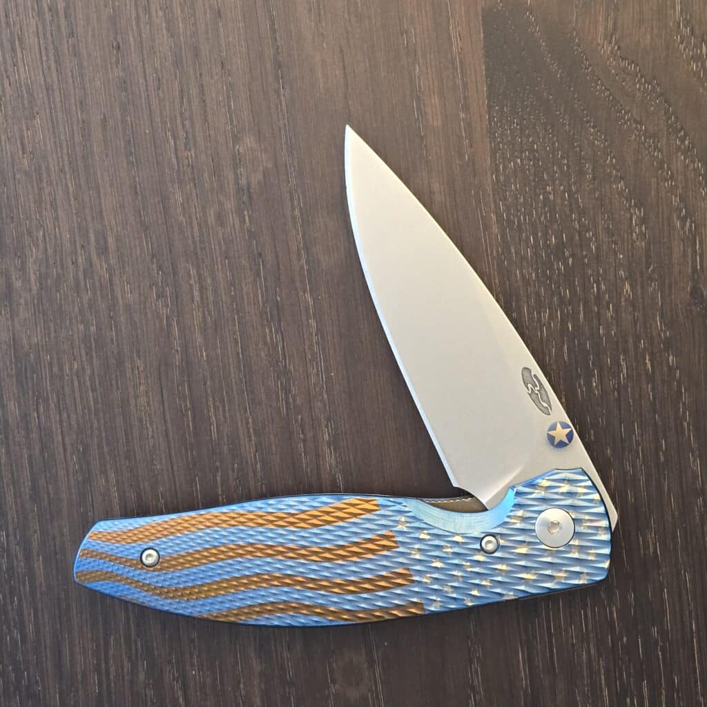 Three Rivers Manufacturing TRM Atom Liner Lock Ben Davis Flag 3D Titanium Lizard Skin Textured Scales Stonewashed 20CV Blade – gallery image 2