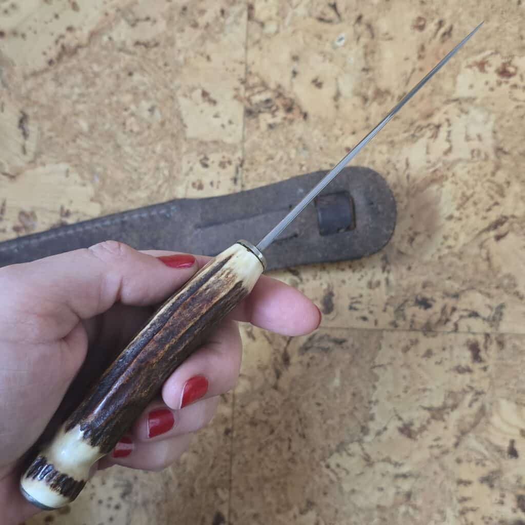 Remington USA RH73 1933-1940 in Stag with Nickel Silver Cap, 1/2 Guard Deer Etching and Original Leather Sheath – gallery image 4