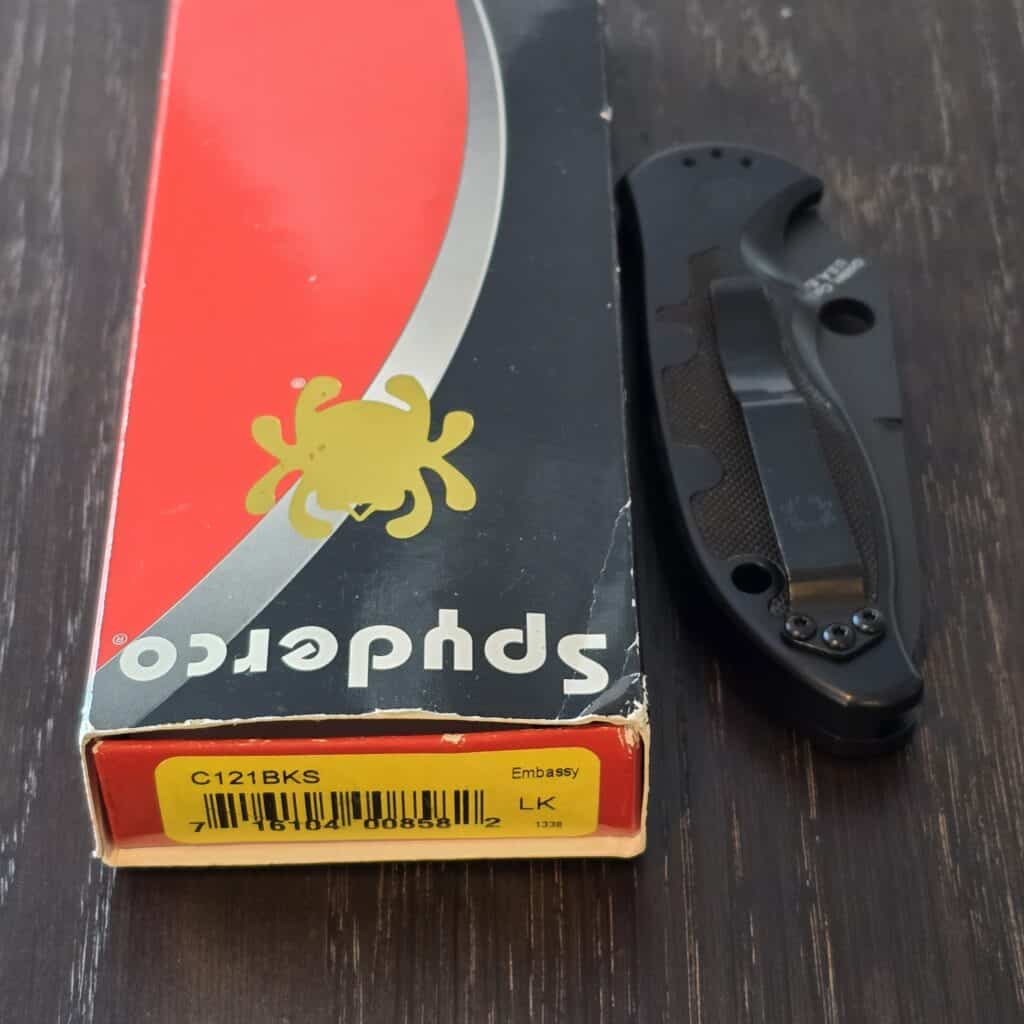 Spyderco USA Embassy Full Serrated C121BKS in CPM30V and Black aluminum handle with G-10 scale inlays – gallery image 5