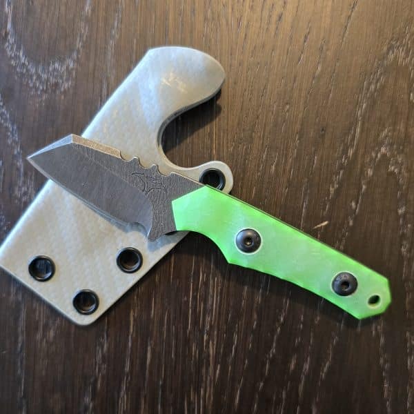 Tactical Pterodactyl Razor sharp Mini Raptor in Magnacut and Dayglow G10 scales – gallery image 1