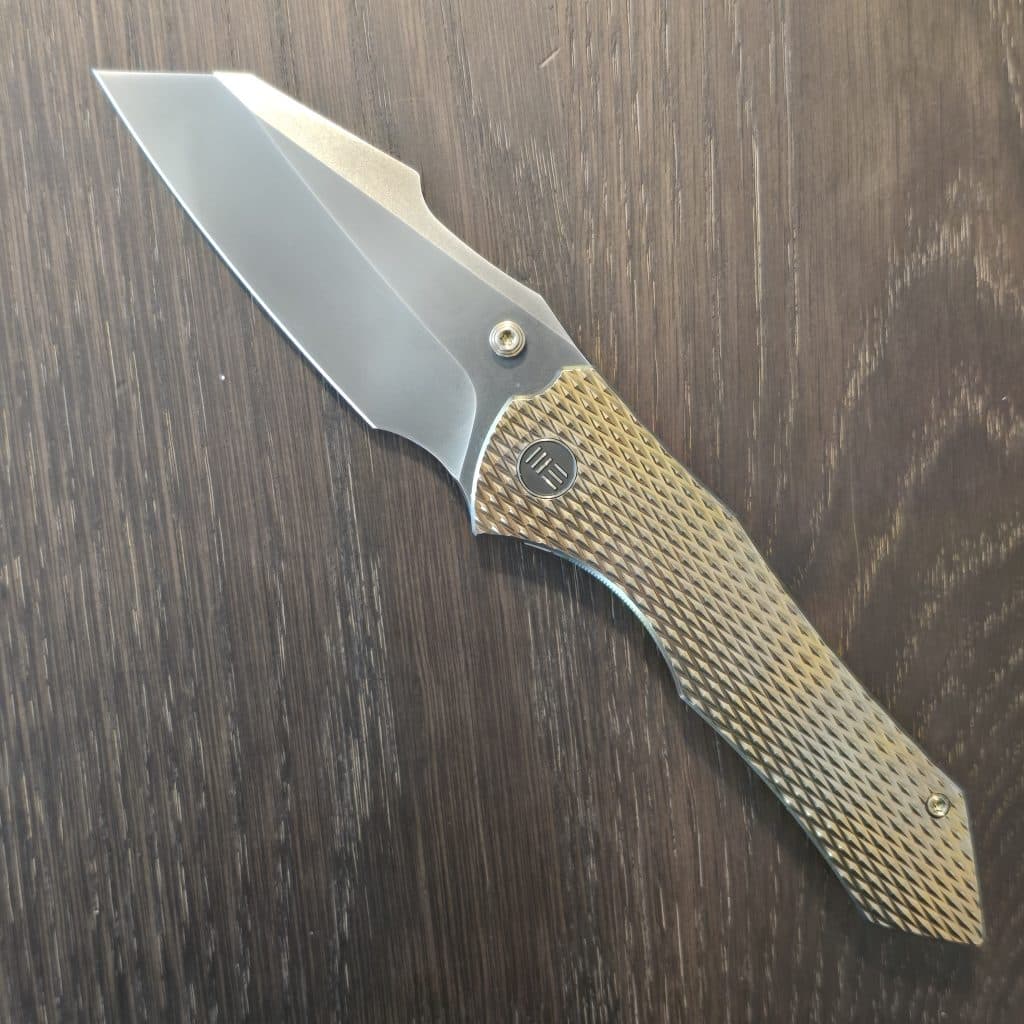 WEKNIFE High-Fin XL Thumb Stud Knife Titanium Diamond Pattern Golden Polished Handle (3.48" CPM 20CV Blade) WE24010-3 - Image 2
